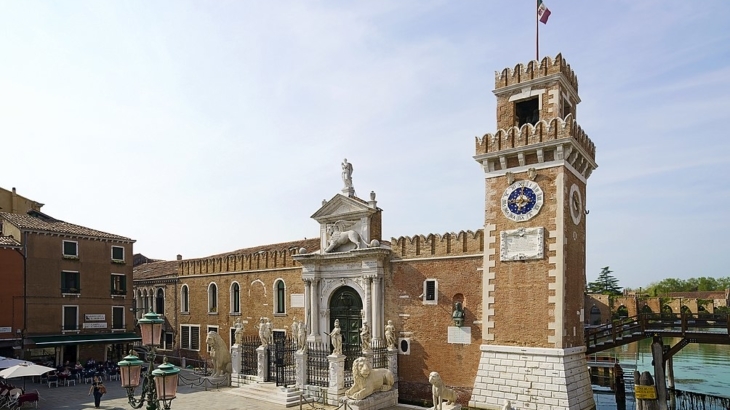 Didier Descouens Photo, Venetian Arsenal "Solid ground entrance" of the Arsenale in Venice was built between 1692 and 1694 on a project by Alessandro Tremignon. Eight standing figures on pedestals on the ground: At the front row: from left to right: La Giustizia by Giovanni Antonio Comino, Marte by Giovanni Antonio Comino, Nettuno by Giovanni Antonio Comino, Bellona by Francesco Cabianca At the the second and the third rows: L'Abbondanza by Francesco Cabianca (last row on the right), La Vigilanza by Francesco Cabianca (second row on the right), Two more Allegorical statues by Giovanni Antonio Comino,(second and third row on the left)